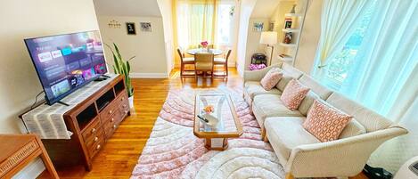 Smart-TV, DVD-spiller, bøker og musikkbibliotek