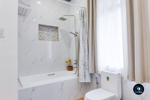 Dusche, Haartrockner, Bidet, Handtücher