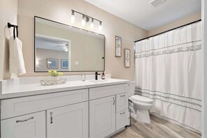 Badekar, hårtørrer, håndklæder