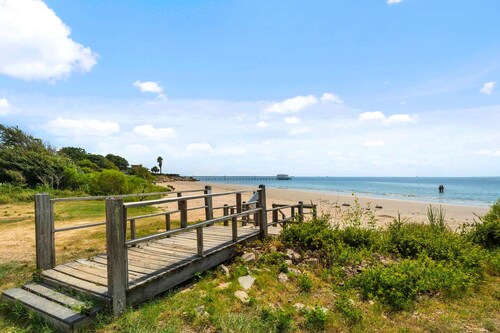 Modern Retreat: Walk to Beach, Arcade & BBQ Patio