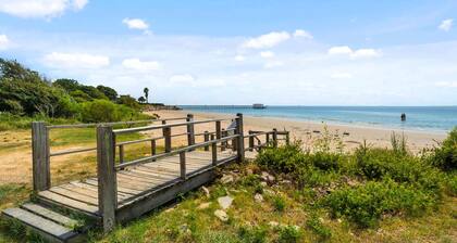Modern Retreat: Walk to Beach, Arcade & BBQ Patio