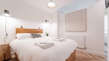 1 dormitori, planxa i posts de planxar, wifi i roba de llit