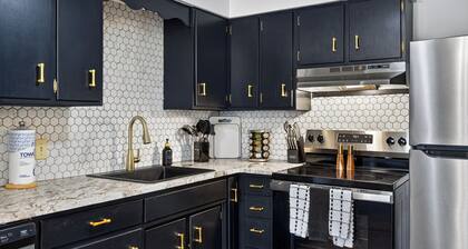 Top floor Downtown Loft-Walk to Downtown Morristown, Pool table, Ping Pong & Bar