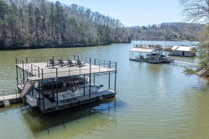 Marina - Lakefront | Private Dock | Roomy Home at Lake Lanier | 2 Kitchens | Secluded Location (Gainesville)
