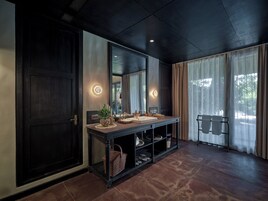 Ducha, cabezal de ducha tipo lluvia, secador de pelo, pantuflas