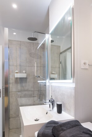 Dusche, Haartrockner, Handtücher, Seife