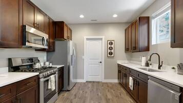 Kjøleskap, mikrobølgeovn, ovn og kokeplater