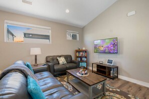 Smart TV, books - Modern Midtown Home Close to NAU (Flagstaff)