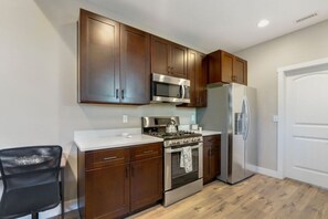 Jääkaappi, mikroaaltouuni, uuni, liesi