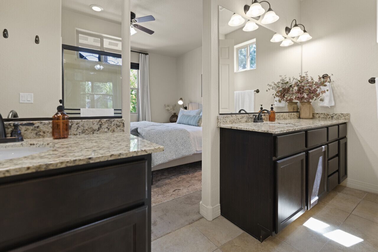 3 soverom, skrivebord, strykejern/-brett og reiseseng for barn