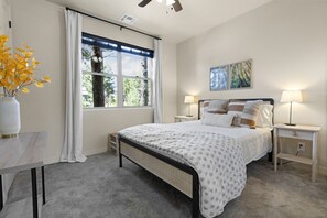 3 soverom, skrivebord, strykejern/-brett og reiseseng for barn