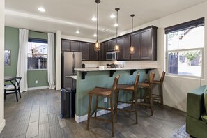 Kylskåp, mikrovågsugn, ugn och spishäll