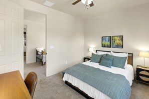 3 quartos, escrivaninha, ferros/tábuas de passar roupa, berço de viagem