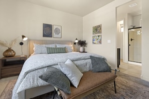 3 slaapkamers, een bureau, een strijkplank/strijkijzer, reisbedje