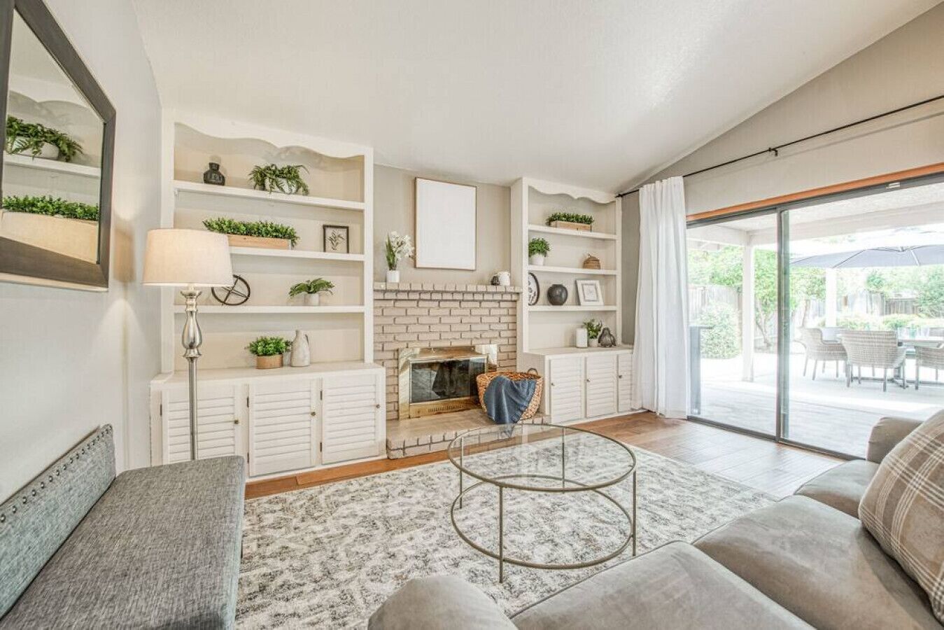 Televisión y chimenea 