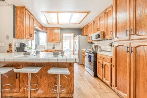 Fridge, microwave, stovetop, dishwasher