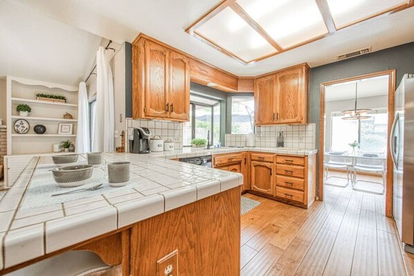 Fridge, microwave, stovetop, dishwasher