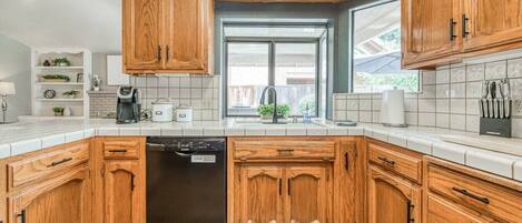 Kylskåp, mikrovågsugn, spishäll och diskmaskin