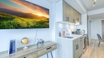 Full-size fridge, microwave, oven, stovetop