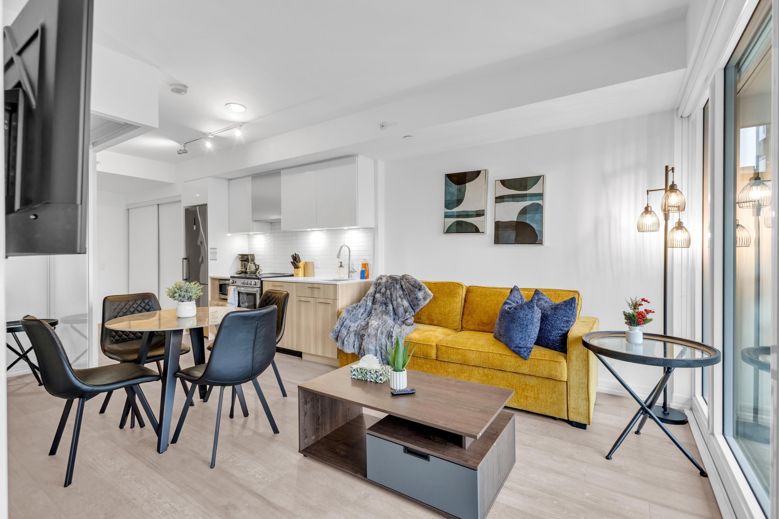 Suite Design, 2 chambres, vue ville | Coin séjour | Télévision de 65 pouces avec chaînes numériques