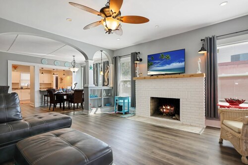 9 Minutes to Indian Rocks Beach! Fenced Backyard, Pets Allowed! Pool & Grill ~ Gooden Crossing Home