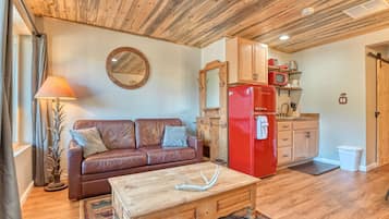 Una televisión, una chimenea