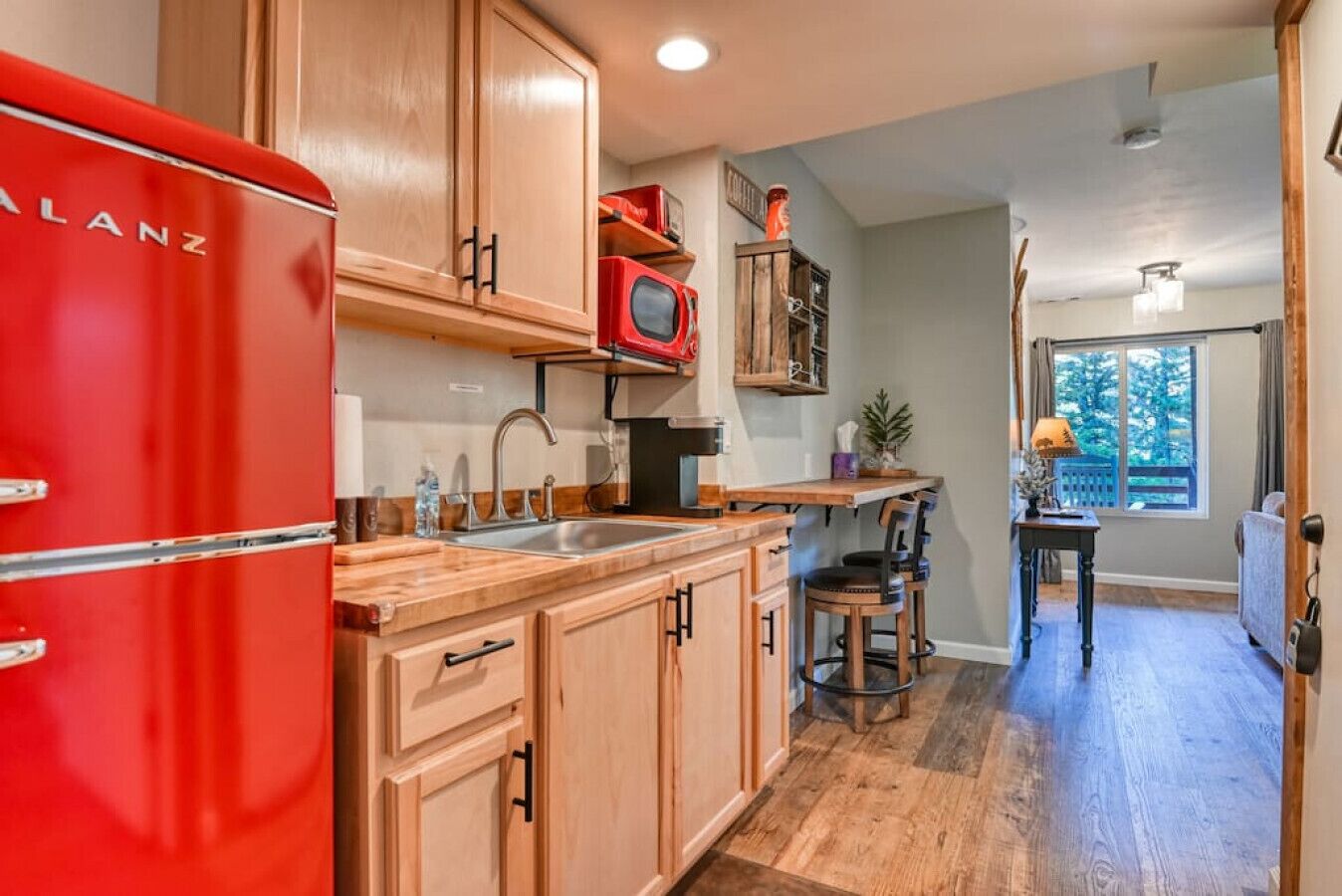 Refrigerador, microondas, cafetera y tetera y tostadora 