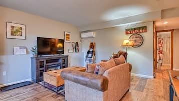 Een televisie en een open haard