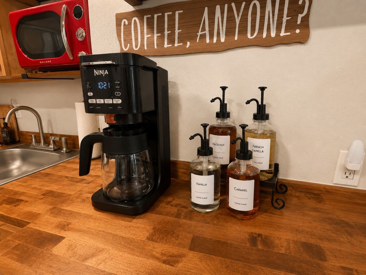 Cafetière-théière, réfrigérateur, four à micro-ondes, grille-pain