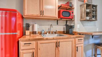 Kühlschrank, Mikrowelle, Wasserkocher mit Kaffee-/Teezubehör, Toaster