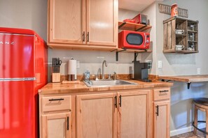 Kühlschrank, Mikrowelle, Wasserkocher mit Kaffee-/Teezubehör, Toaster