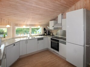 Jääkaappi, mikroaaltouuni, uuni, astianpesukone