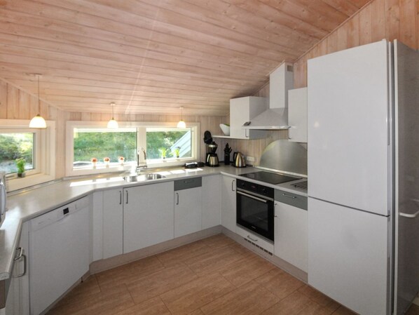 ثلاجة، ميكروويف، فرن، غسالة أطباق