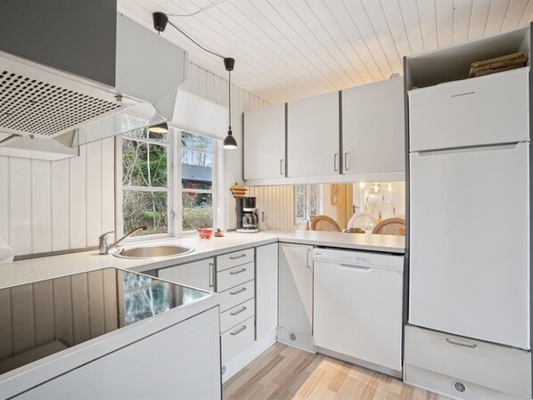 Kühlschrank, Mikrowelle, Geschirrspüler, Kochgeschirr/Geschirr/Besteck