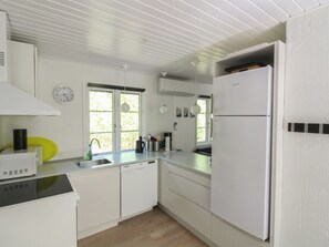 Kühlschrank, Mikrowelle, Ofen, Geschirrspüler