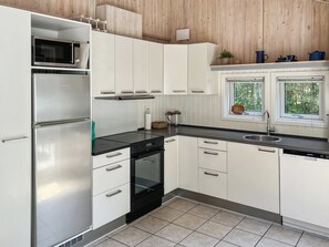 Geladeira, micro-ondas, lava-louças, cadeirão de bebê