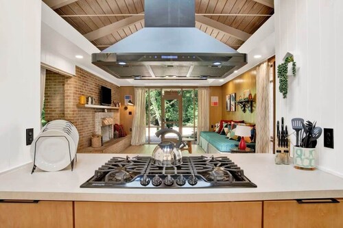 Midcentury Modern -Hot Tub - Retro Retreat