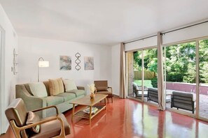 TV - Midcentury Modern -Hot Tub - Retro Retreat (Mobile)