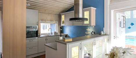 Fridge, microwave, dishwasher, cookware/dishes/utensils
