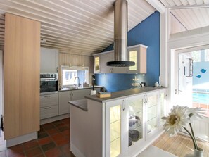 Fridge, microwave, dishwasher, cookware/dishes/utensils