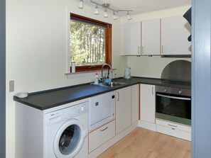 Kühlschrank, Mikrowelle, Geschirrspüler, Kochgeschirr/Geschirr/Besteck