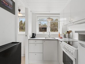 Fridge, oven, high chair, cookware/dishes/utensils - "Evert" - 250m from the sea by Interhome (Nexø)