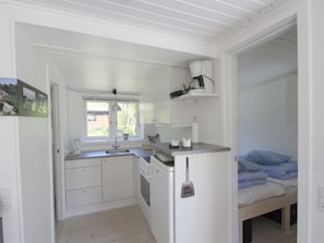 Køleskab, ovn, højstol, køkkentøj/tallerkener/redskaber