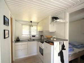 Køleskab, køkkentøj/tallerkener/redskaber