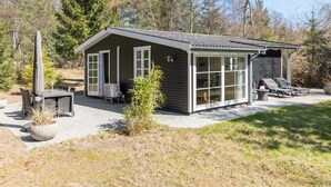 A small cabin with a deck, a patio area, and a covered outdoor seating area. - "Zeytun" - 800m from the sea by Interhome (Nexø)