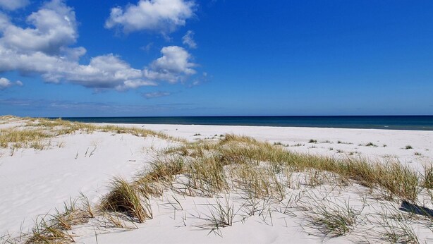 A beach with white sand and sparse grass. - "Zeytun" - 800m from the sea by Interhome (Nexø)