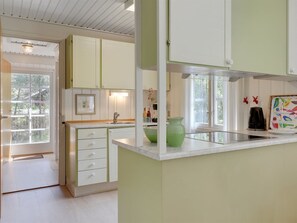 Kjøleskap, mikrobølgeovn, ovn og høy barnestol