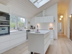 Kühlschrank, Mikrowelle, Geschirrspüler, Kochgeschirr/Geschirr/Besteck