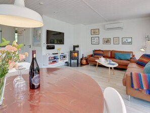 Televisión y chimenea 