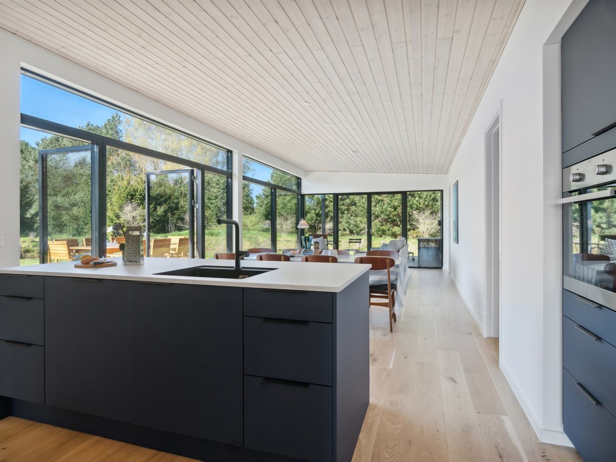 Kjøleskap, oppvaskmaskin og kjøkkenutstyr